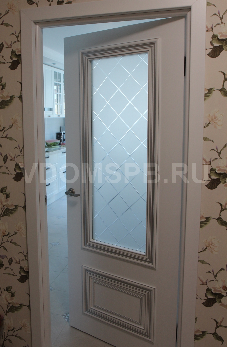 Белые межкомнатные двери со стеклом